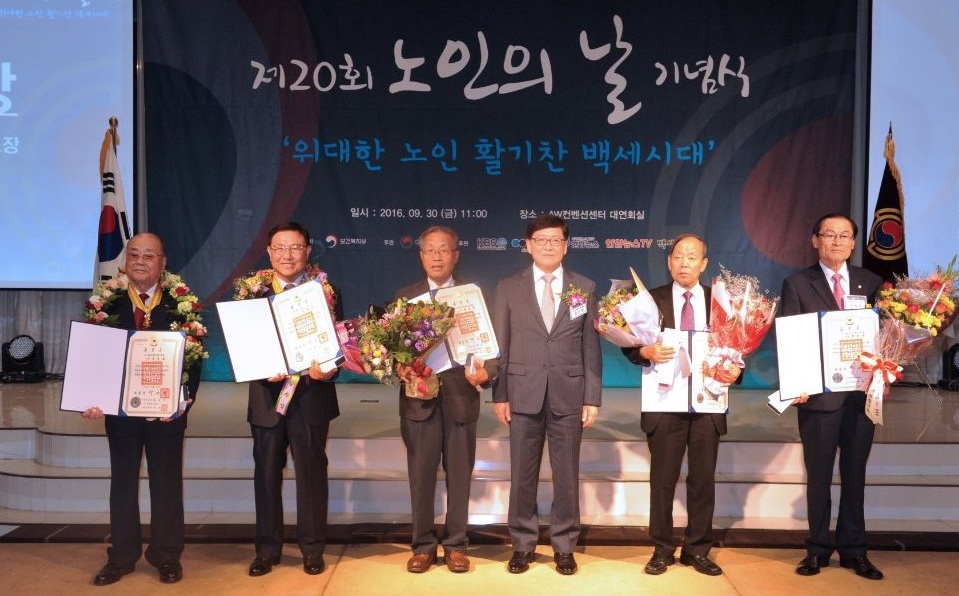 기념촬영을 하고 있는 국민훈·포장 수상자들과 정진엽 보건복지부 장관(왼쪽에서 네 번째).