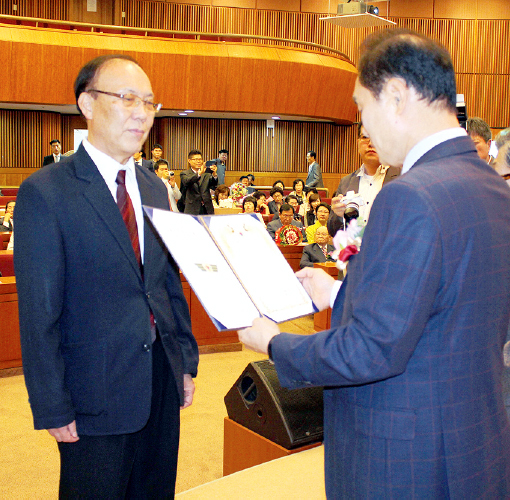 국회상임위원장상을 수상하고 있는 이돈희 본지 수석부사장 겸 수석논설위원.