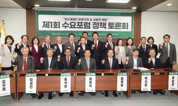 기념 촬영을 하고 있는 참석자들둘째 줄 오른쪽에서 여섯 번째부터 오세훈 서울시장 김철수 수요포럼 회장 권성동 국회의원 김현기 서울시의회 의장