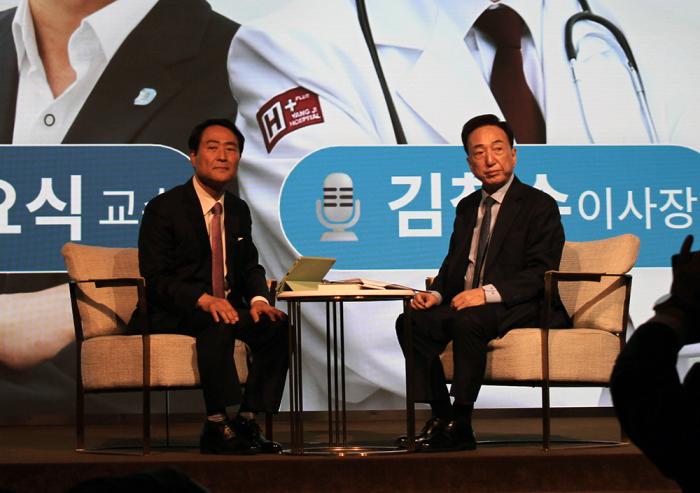 북 콘서트에서 김철수 서울효천의료재단 이사장오른쪽과 강요식 단국대학교 교수가 참석자들과 소통하며 질의응답을 하고 있다